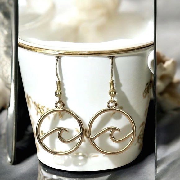 5 For $25💫Gold Ocean Wave Dangles Earrings - Picture 1 of 4